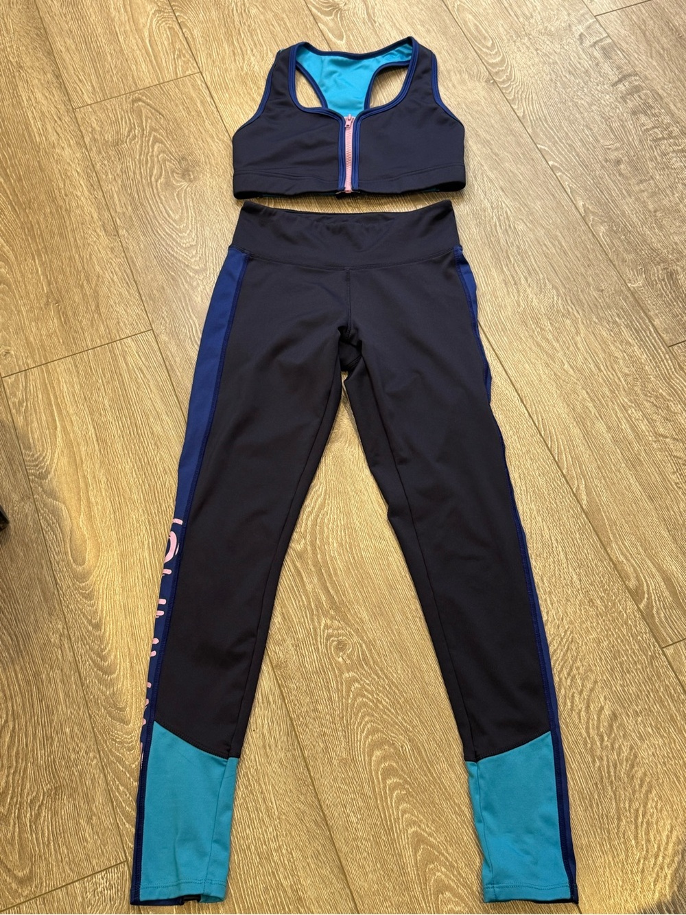 Jessica Simpson The Warm Up Sport Bra and Leggings Set Y2K Colorblock Athleisure